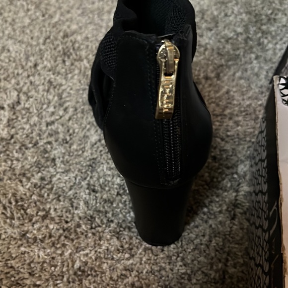 N by Nicole Miller black stretch heels . Zipper in back - Picture 3 of 4